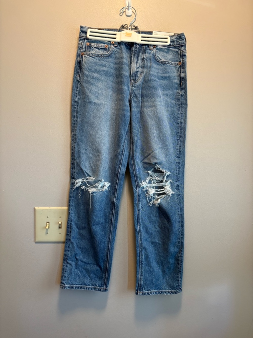American Eagle Super High Rise Straight Jeans | Distressed | Size 4 (27W)